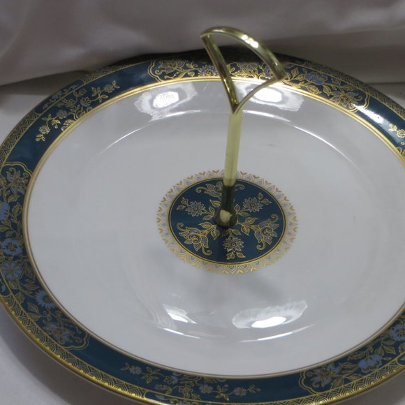 Round Serving Plate with Handle (DP) Carlyle - Picture 5 of 6